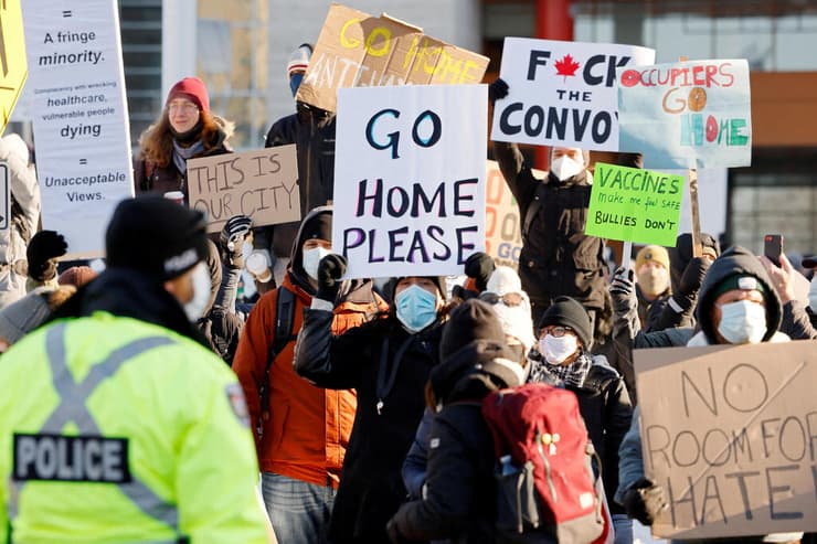 קנדה תושבים מפגינים נגד נהגי המשאיות ש מתנגדים ל הגבלות הקורונה וחוסמים את אוטווה