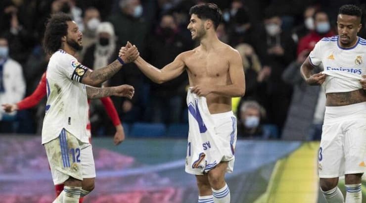 מרקו אסנסיו חוגג עם מרסלו (La Liga) מרקו אסנסיו חוגג עם מרסלו