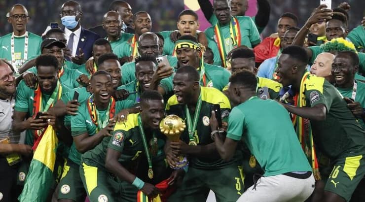 קאלידו קוליבאלי מניף גביע (רויטרס) קאלידו קוליבאלי מניף גביע