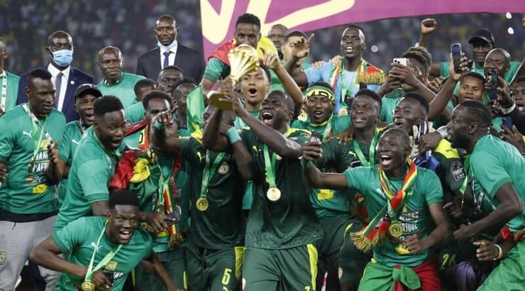 שחקני נבחרת סנגל חוגגים עם הגביע (רויטרס) שחקני נבחרת סנגל חוגגים עם הגביע