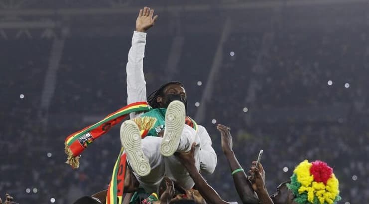 שחקני סנגל מניפים את אליו סיסה המאמן (רויטרס) שחקני סנגל מניפים את אליו סיסה המאמן