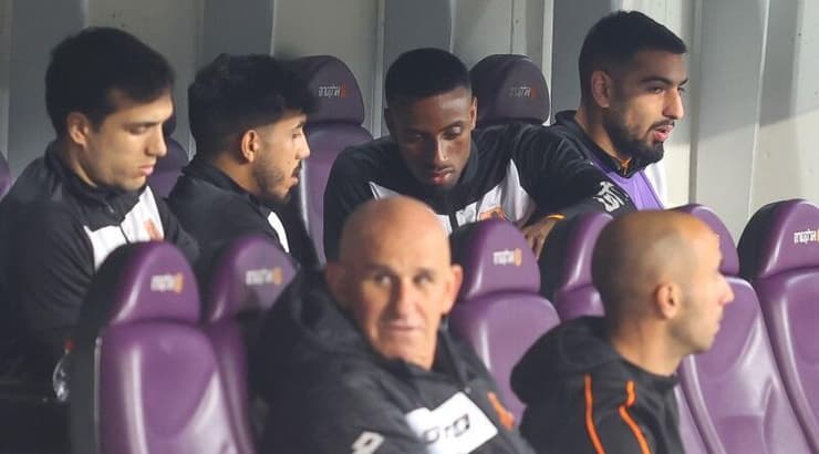 יצחק אספה בספסל