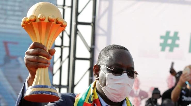 מאקי סאל, נשיא סנגל, חוגג עם הגביע