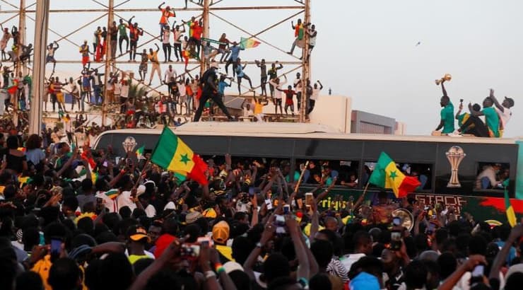 אוהדי סנגל מקבלים את פני הנבחרת