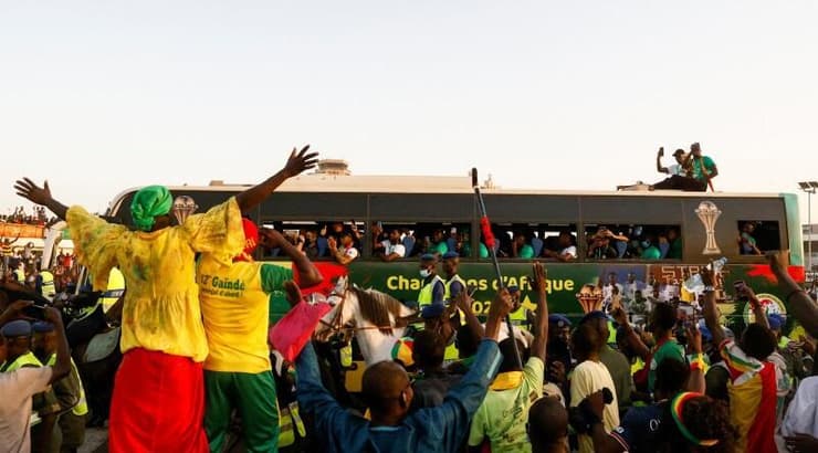 אוהדי סנגל מקבלים את פניהם של שחקני הנבחרת