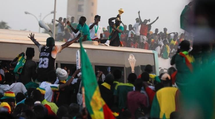 האוהדים הסנגלים חוגגים עם נבחרתם