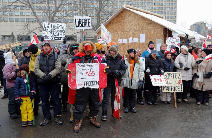 קנדה הפגנת מתנגדי הגבלות קורונה משתקת את אוטווה מפגינים ליד צריף שבנו כמטבח