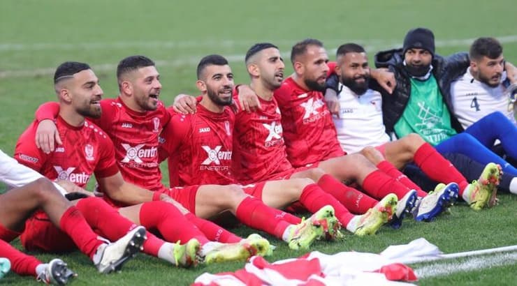 "נהייתה משפחה". שחקני סכנין (עמרי שטיין) "נהייתה משפחה". שחקני סכנין