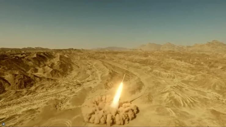 טיל חדש שחשפה איראן עם טווח של 1,450 ק"מ לכאורה בשם "שובר החייבר"