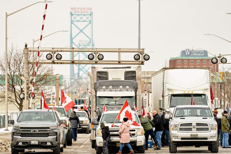 קנדה מפגינים מפגיני קורונה חסמו את גשר השגריר ל ארה"ב אונטריו ל מישיגן