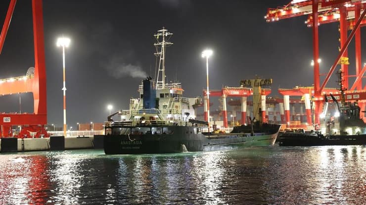 אוניית מטען הברזל אנסטסיה בנמל המפרץ