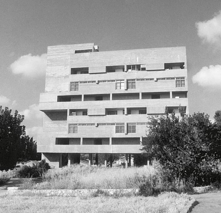 רב קומות למגורי צעירים, קיבוץ מעין צבי, 1969-71 (נהרס)