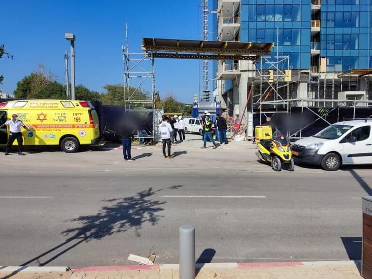 זירת תאונת העבודה בה נהרגו שני פועלים בתל אביב