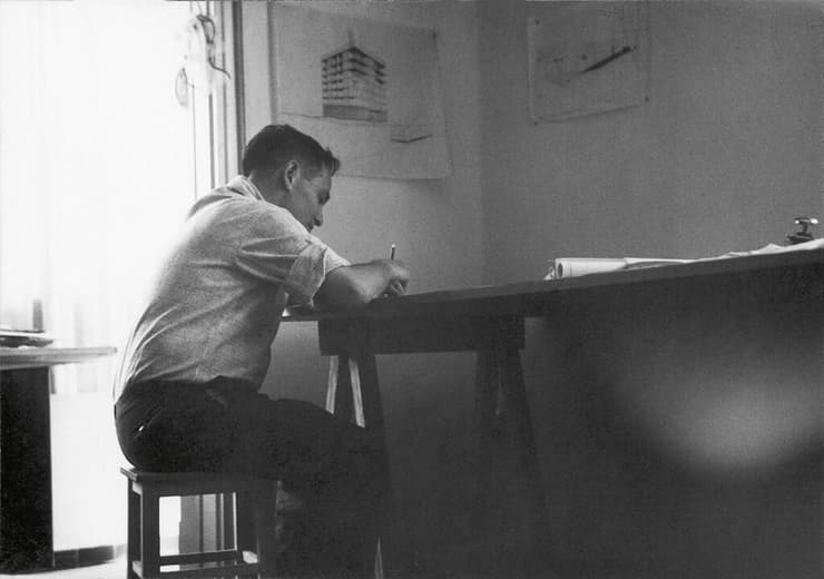 יורא גמרמן במשרד ברחוב פרץ חיות, תל אביב, ראשית שנות ה-60. 