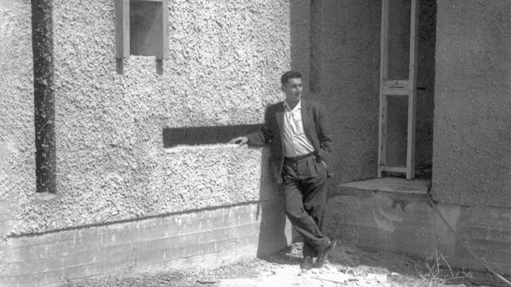 משה לופנפלד, 1962, בכניסה לבית רחל וצבי רול, אפקה, תל אביב, לקראת סיום הבנייה