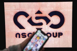טלפון נייד על רקע לוגו NSO