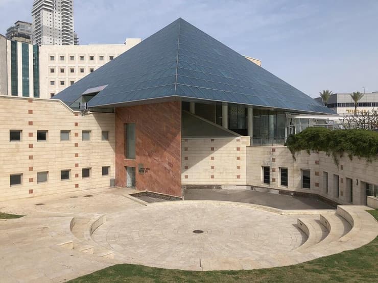 התיאטרון הפתוח והפירמידה, מוזיאון אשדוד לאמנות, מרכז מונארט