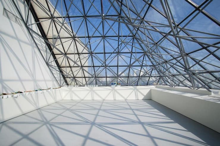 רחבה מתחת לפירמידת הזכוכית, מוזיאון אשדוד לאמנות, מרכז מונארט, 1992-2000