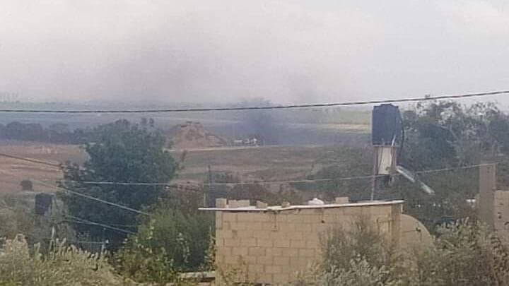 עשן עולה מעמדה צבאית של צה"ל על גדר המערכת עם עזה באזור אל-בורייג', מרכז הרצועה
