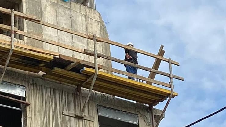 פועלים ללא רתמה וללא הגנה בניגוד להוראות בטיחות באתר בנייה