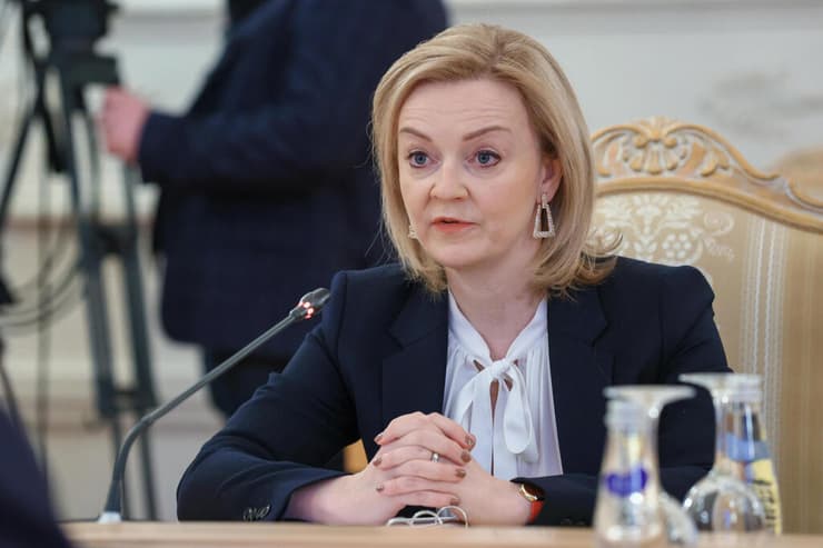 שר החוץ של רוסיה סרגיי לברוב שרת החוץ של בריטניה ליז טראס מוסקבה משבר אוקראינה