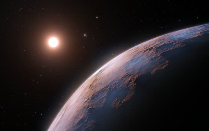 קטן, אבל לוהט. מראה בעיני אמן של פני כוכב הלכת פרוקסימה d ושל השמש שלו פרוקסימה קנטאורי. ביניהם אפשר לראות את שני כוכבי הלכת הקודמים שהתגלו במערכת, פרוקסימה b ופרוקסימה c