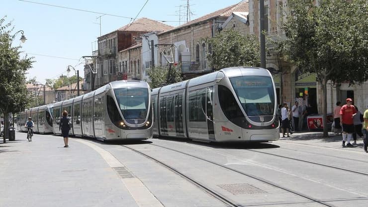הרכבת הקלה נוסעת ברחובות ירושלים