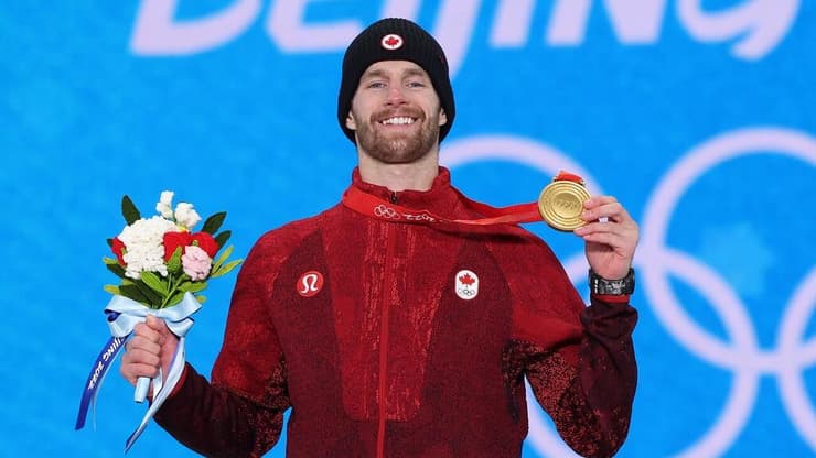 מקס פארוט עם מדליית הזהב באולימפיאדת החורף בבייג'ינג 2022