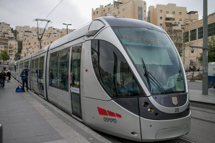 הרכבת הקלה נוסעת ברחובות ירושלים