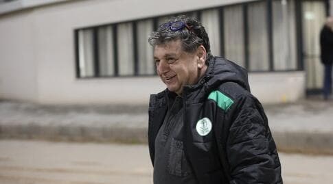 נעלם וטס לאתונה. שום (שחר גרוס) נעלם וטס לאתונה. שום