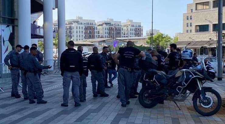 כוחות משטרה מסביב לבלומפילד