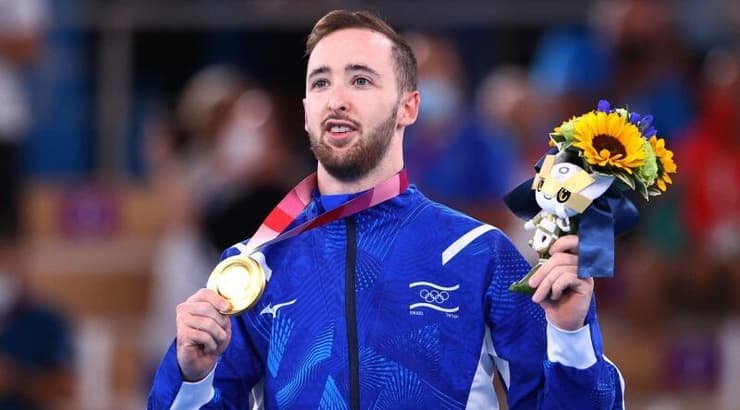 בחור זהב. ארטיום דולגופיאט עם המדליה האולימפית בטוקיו