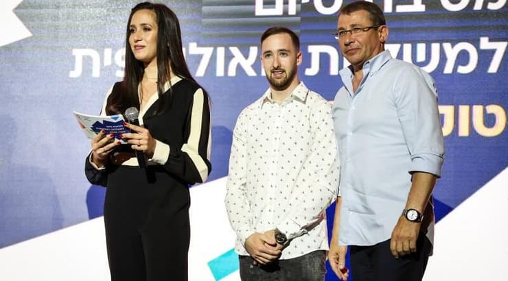 באור הזרקורים. ארטיום דולגופיאט עם מאמנו סרגיי וייסבורג