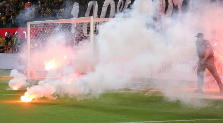 אבוקות על כר הדשא בבלומפילד