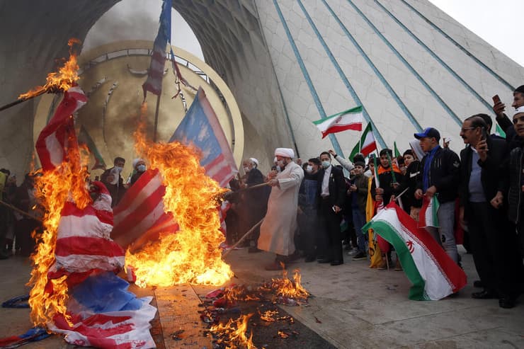 האיראנים שורפים דגלי ארה''ב בציון 43 שנים למהפכה האיסלמית