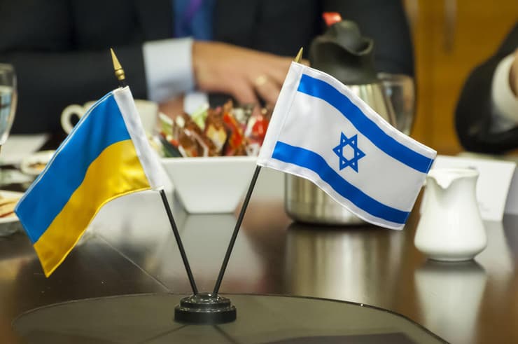 בישראל מעריכים שהפלישה מתקרבת? דגלי ישראל ואוקראינה 