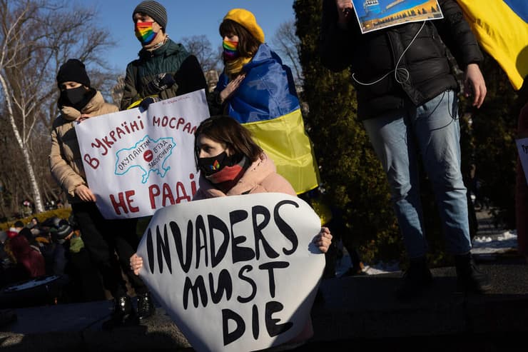 אוקראינה מפגינים נגד רוסיה הפולשים חייבים למות
