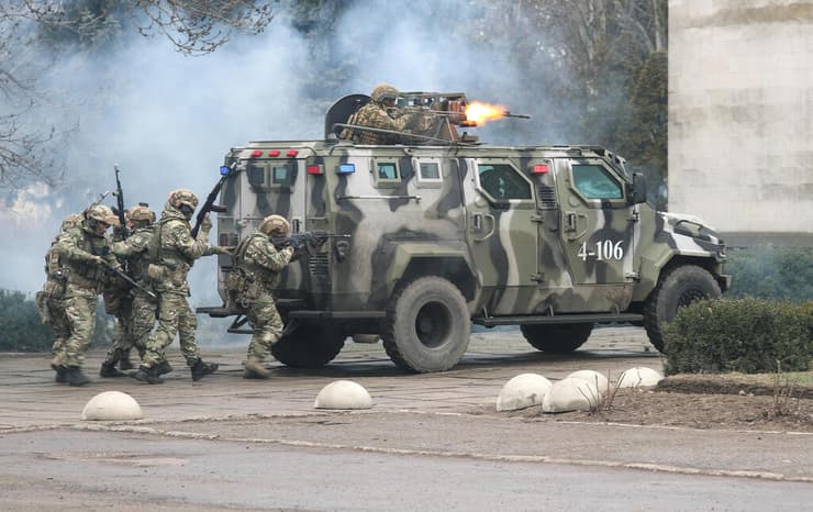 כוחות הביטחון מתאמנים בחרסון שבאוקראינה