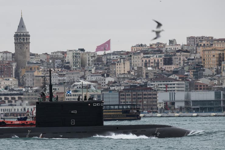 צוללת רוסית מול חופי איסטנבול טורקיה