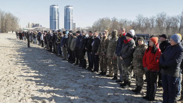 אימון בסיסי בנשק לאזרחים ב קייב אוקראינה בצל חשש מפלישה של רוסיה