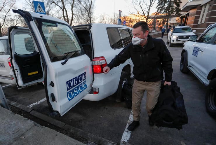 אנשי OSCE הארגון לביטחון ולשיתוף פעולה באירופה עוזבים את דונצק, אוקראינה 