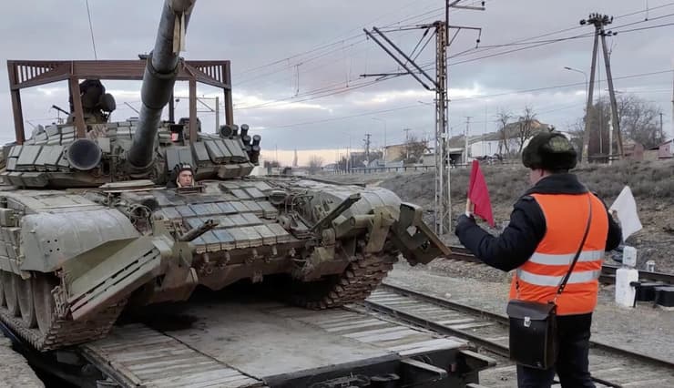 טנקים רוסיים מועמסים על רכבות ב בחצ'יסראי חצי האי קרים הסגת כוחות מתיחות רוסיה אוקראינה