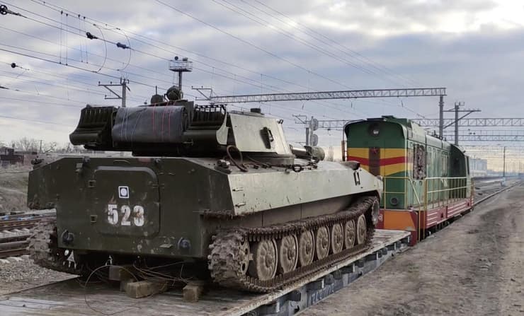 טנקים רוסיים מועמסים על רכבות ב בחצ'יסראי חצי האי קרים הסגת כוחות מתיחות רוסיה אוקראינה
