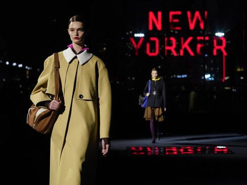 שבוע האופנה של ניו יורק מתרגל למציאות החדשה. תצוגת סתיו-חורף 2022-23 של טורי בורץ'