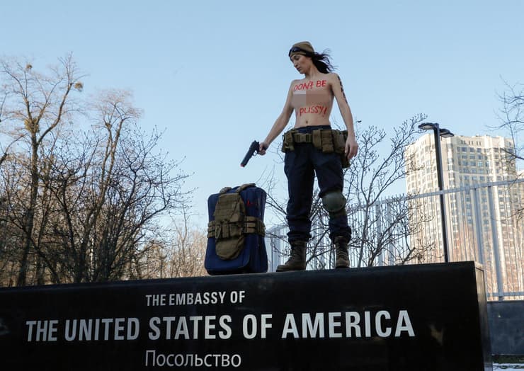 אוקראינה קייב פעילת FEMEN מפגינה מול שגרירות ארה"ב אל תהיו פוסיז בעקבות עזיבת הדיפלומטים