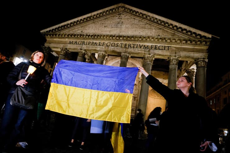 מפגינים למען אוקראינה ברומא איטליה משבר רוסיה