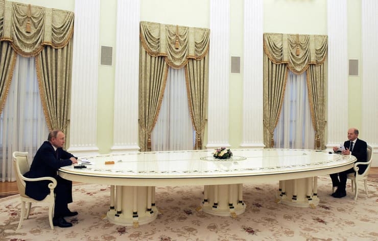נצלר גרמניה אולף שולץ ב פגישה על נשיא רוסיה ולדימיר פוטין ב קרמלין מוסקבה מתיחות אוקראינה