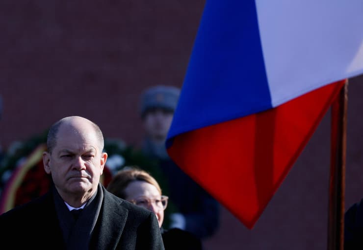קנצלר גרמניה אולף שולץ ב מוסקבה לפני פגישה עם נשיא רוסיה ולדימיר פוטין