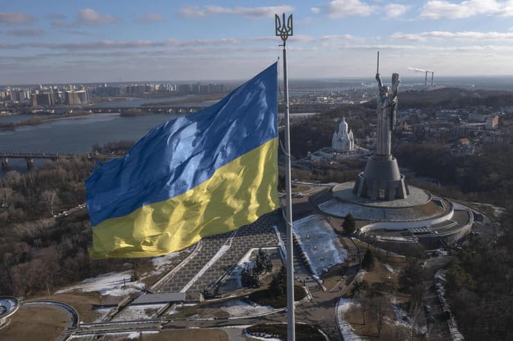 דגל אוקראינה ב בירה קייב מתיחות עם רוסיה
