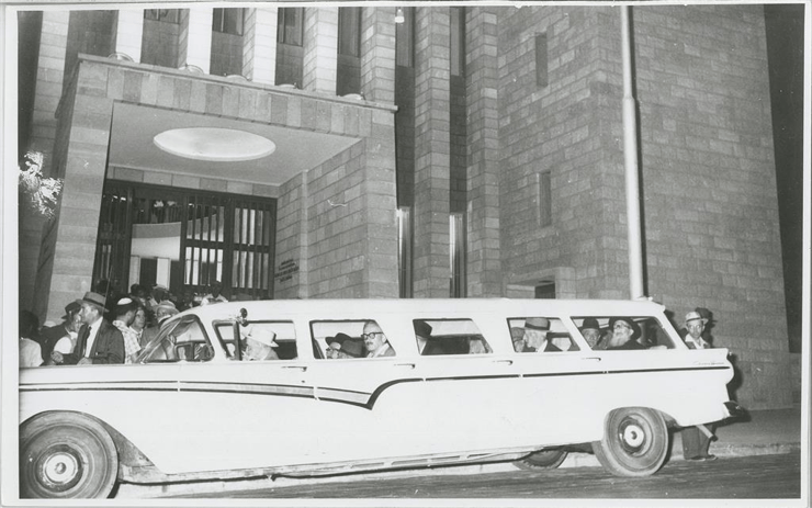 חנוכת היכל שלמה – הרבנים והמכובדים מגיעים בלימוזינה, ירושלים 1958